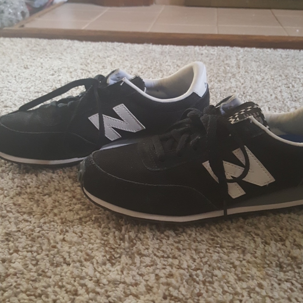 Tennis shoes